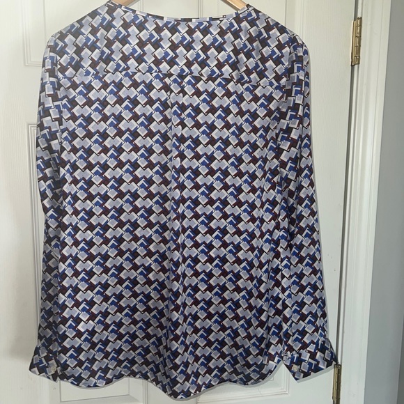TALBOTS Blouse Top Size XS V-Neck Lightweight geometric Spring Fall Long sleeve - Picture 7 of 7